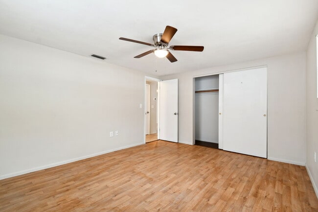 Building Photo - 4818 Dogwood St
