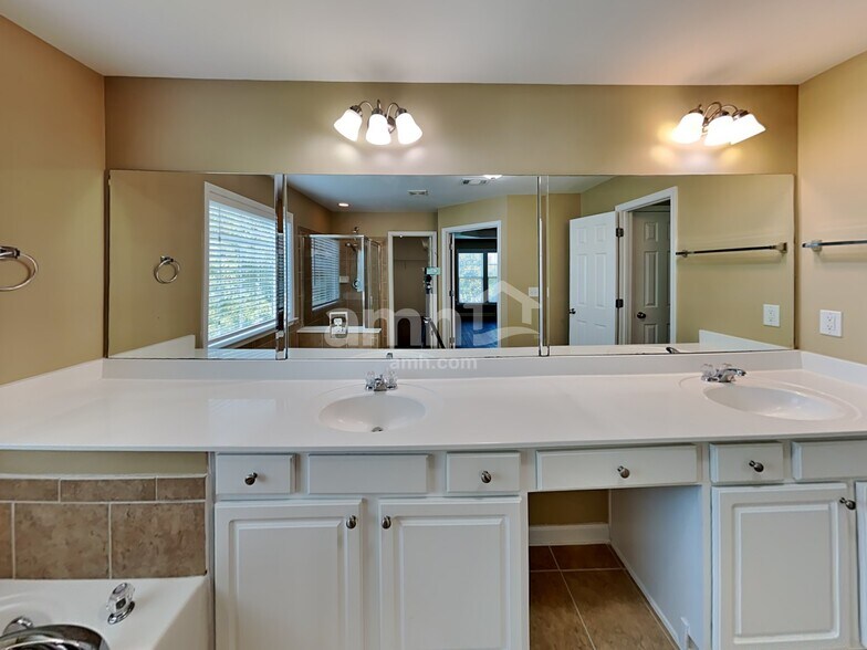 Building Photo - 3695 Moor Pointe Dr