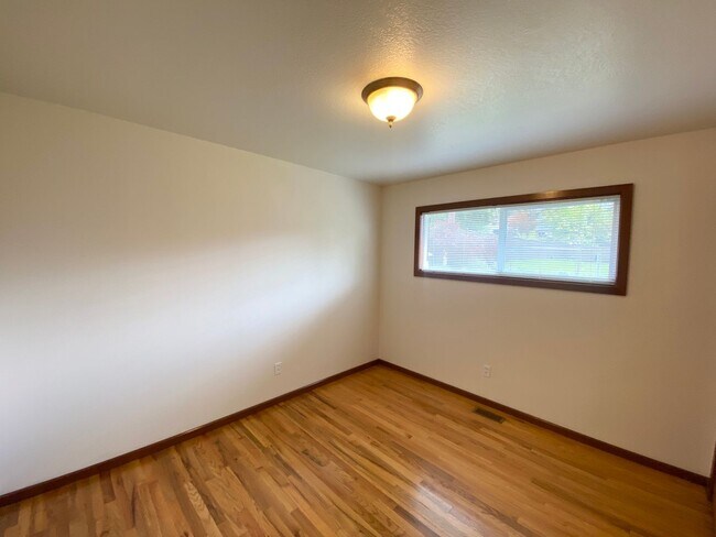 Building Photo - Price reduced! Nicely updated kitchen in t...