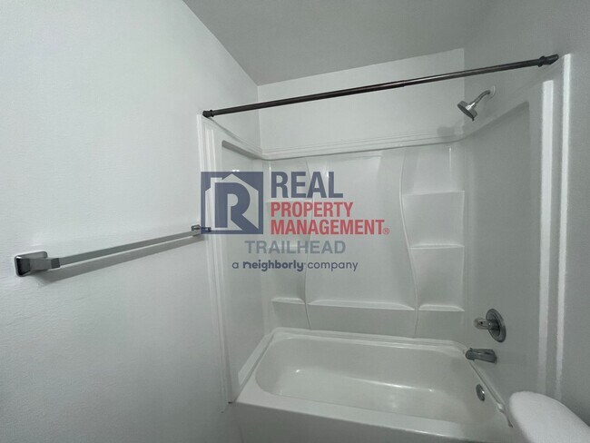 Building Photo - Great Location - 3 Bed/2 Bath - $500 Rent ...