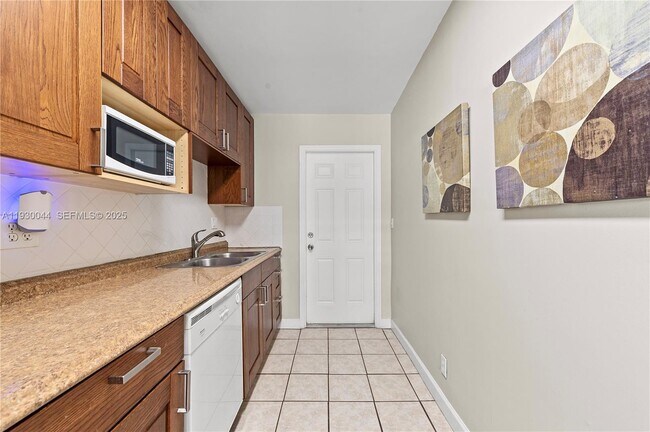 Building Photo - 1125 NE 5th Ave