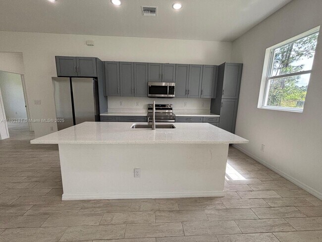 Building Photo - 1018 Maddock St E