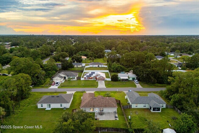 Building Photo - 413 Grenadier Ave NW