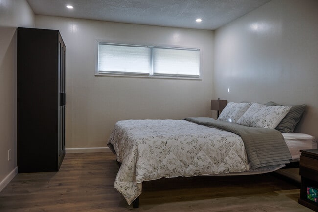 Building Photo - 1929 Summer St