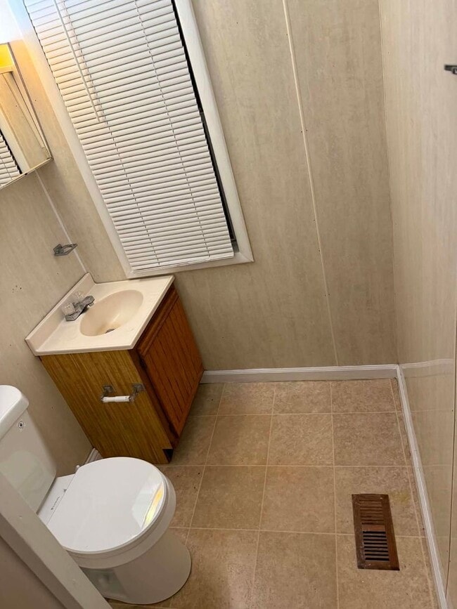Building Photo - Oak Ridge 37830 - 2 bedroom 1 bath apartment - Contact Lisa Vineyard or Shannon Russell (865) 216...