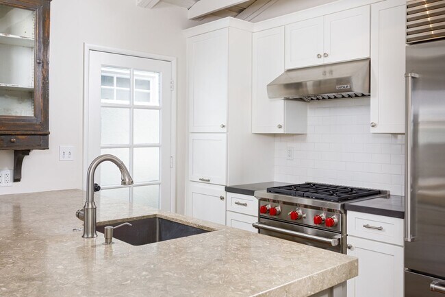 Building Photo - 502 Poinsettia Ave