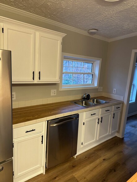 Building Photo - 105 Cherokee Trl