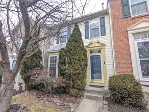 Building Photo - Townhome in *OAKDALE school district* ready for you now!