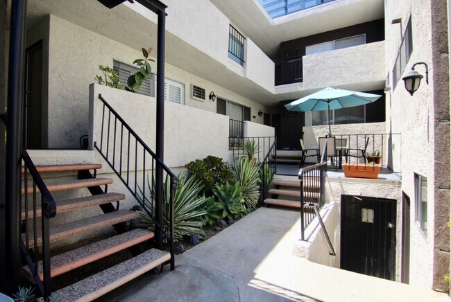 Building Photo - 1249 S Bundy Dr