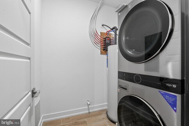 Building Photo - 2034 N Front St