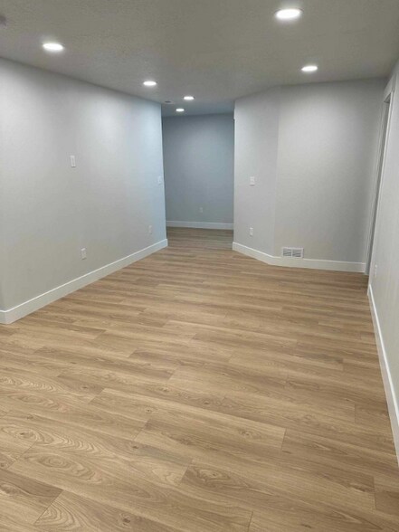 Building Photo - 1561 W Skyline Dr