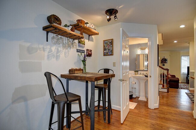 Building Photo - Spacious Condo in Ghent Square!