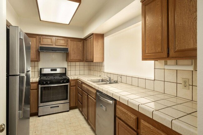 Building Photo - 2890 E Huntington Blvd