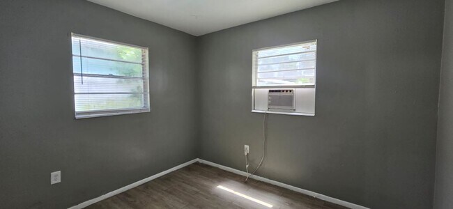 Building Photo - 2/1 move In Ready