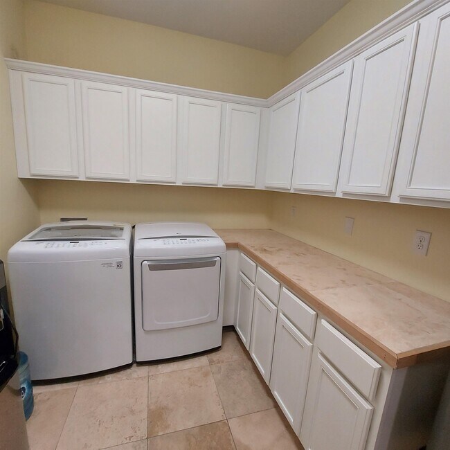 Building Photo - 300 Knights Row