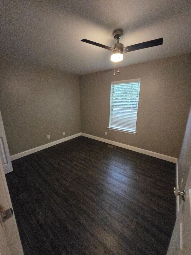 Building Photo - Nice Big 3 bedroom Home
