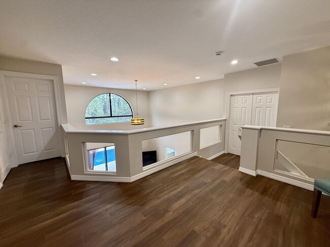 Building Photo - 212 Lone Pine Dr