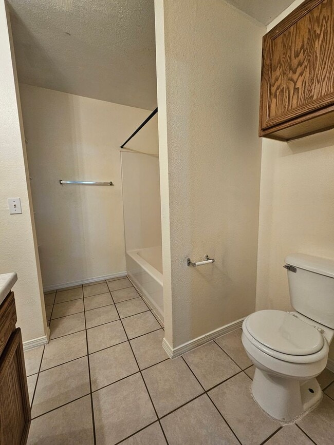 Building Photo - (3) Bed (2) Bath in Noble Avail NOW!