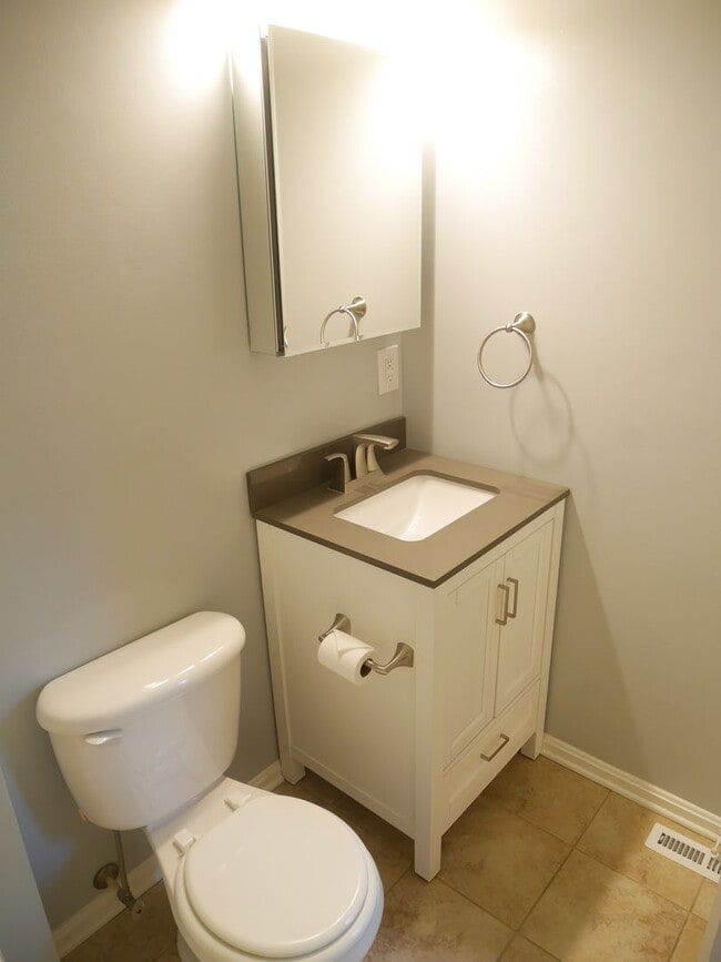 Building Photo - Spacious 3-Bedroom Single-Family Home in E...