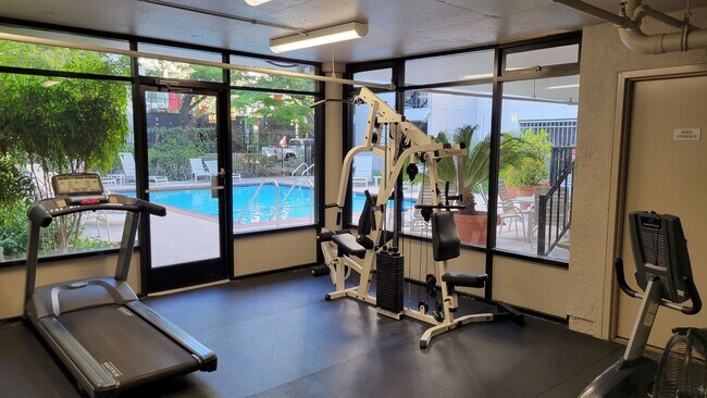 Building Photo - Spacious 1 Bedroom with great walking score