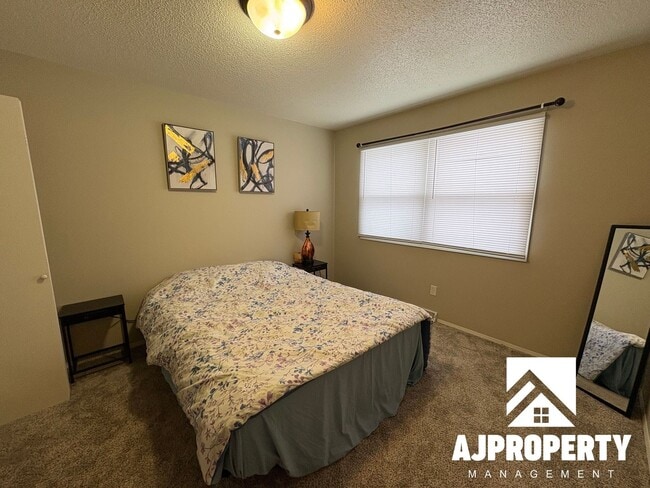 Building Photo - 4620 S Louise Ave