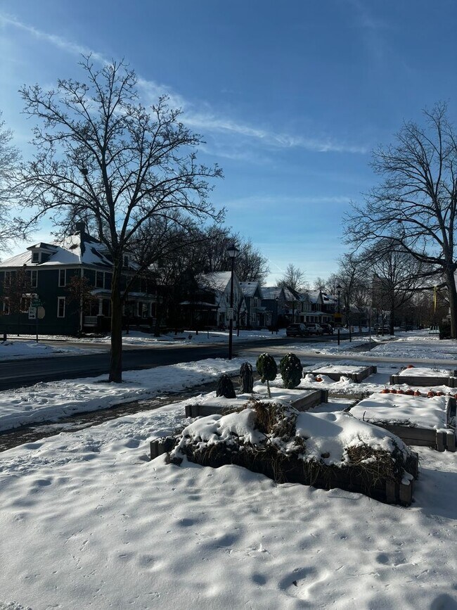 Building Photo - 1007 Lake Ave