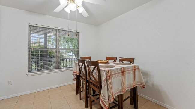 Building Photo - "Homey 3-Bedroom Retreat with 2 Full Baths...