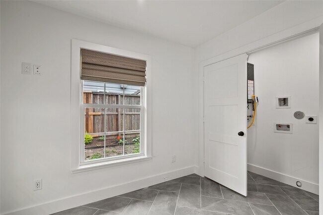 Building Photo - 312 W 31st St
