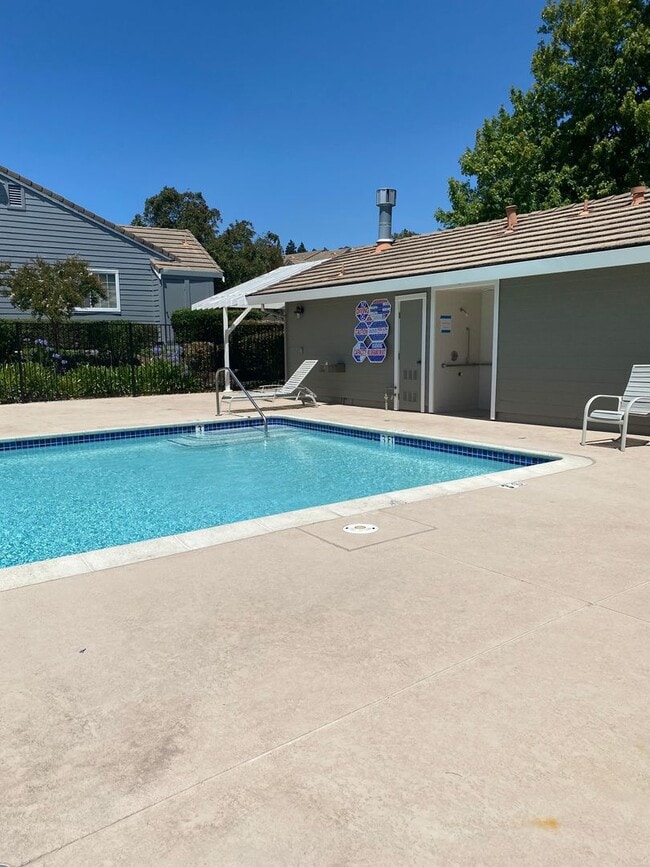 Building Photo - Dublin Silvergate, End Unit Townhome 3 Bed, 2.5 Bath, Dual Primary Suites, Community Pool!