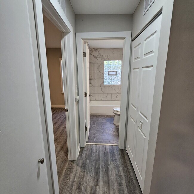 Building Photo - 2 bed, 1 bath renovated ranch. Kitchen has new cabinets, granite counters. All appliances, remode...