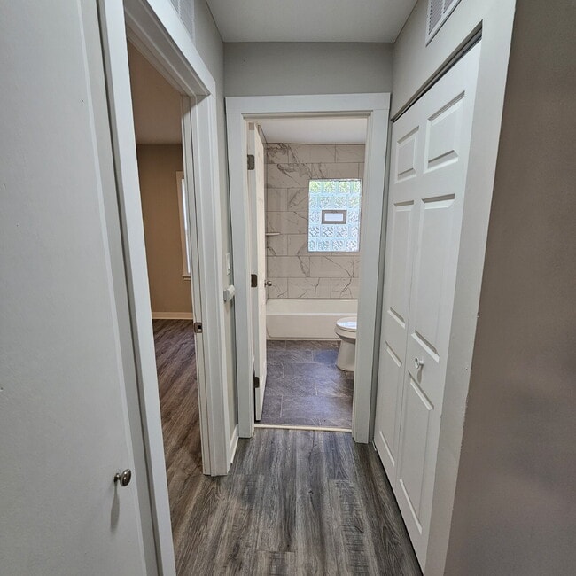 Building Photo - 2 bed, 1 bath renovated ranch. Kitchen has...