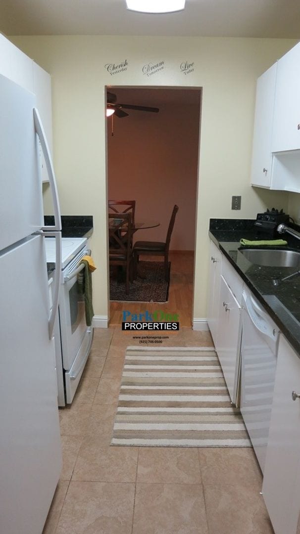 Building Photo - New Carpet, New Paint Close to the Elevato...