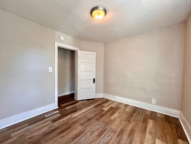 Building Photo - Grand 836/838