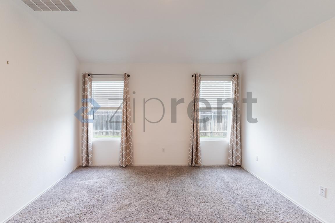 Building Photo - 206 Silver Glen Dr