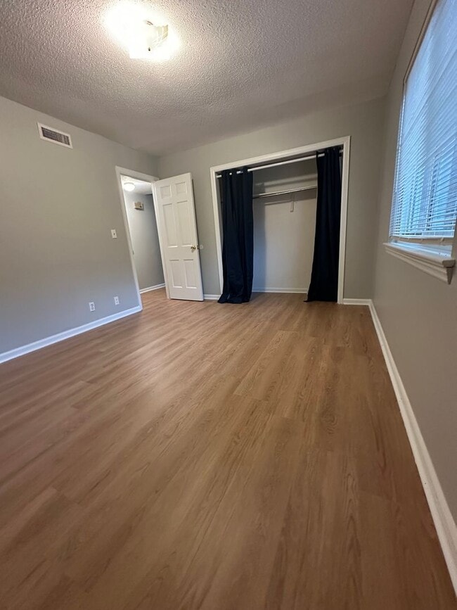 Building Photo - 3340 Pinewood Ave