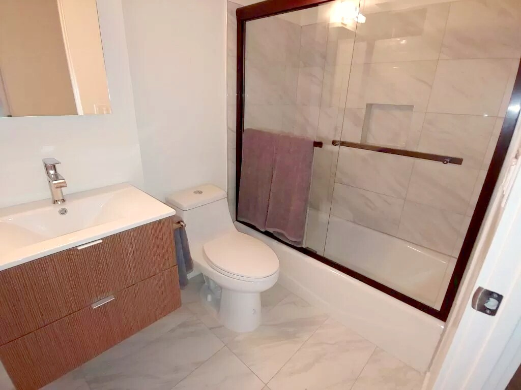 Building Photo - 654 N Virgil Ave