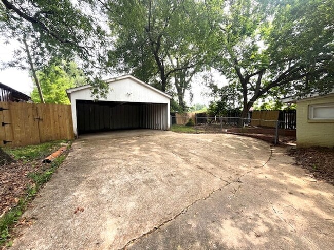 Building Photo - This cute, but large cottage is located in...