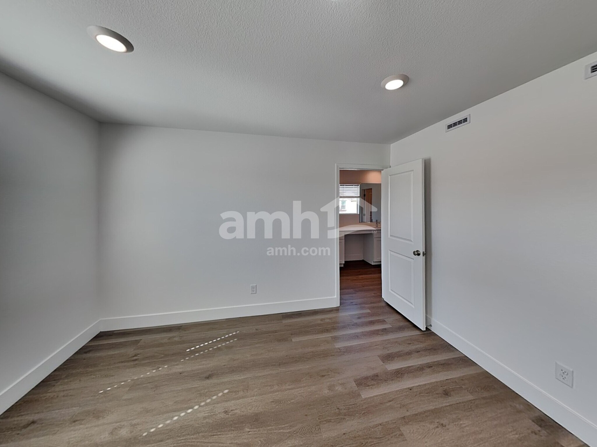 Building Photo - 5823 Vaes Dothrak St