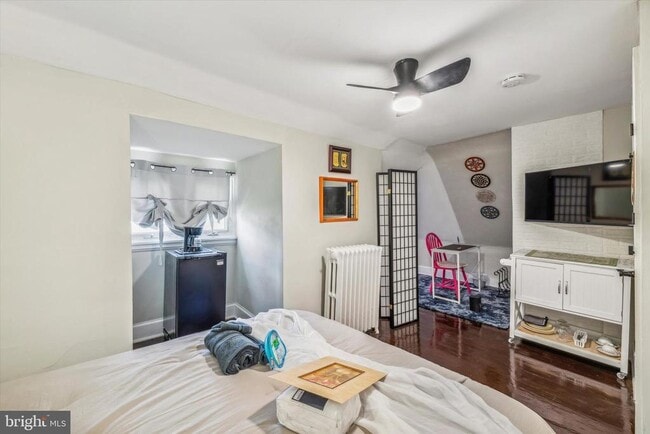 Building Photo - 505 W 19th St