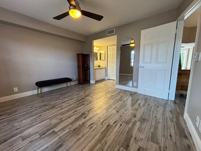 Building Photo - 1035 Lake Shore Dr