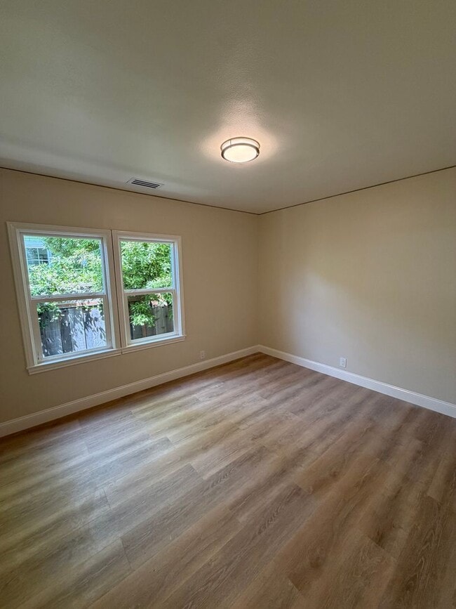 Building Photo - 506-510 N Claremont