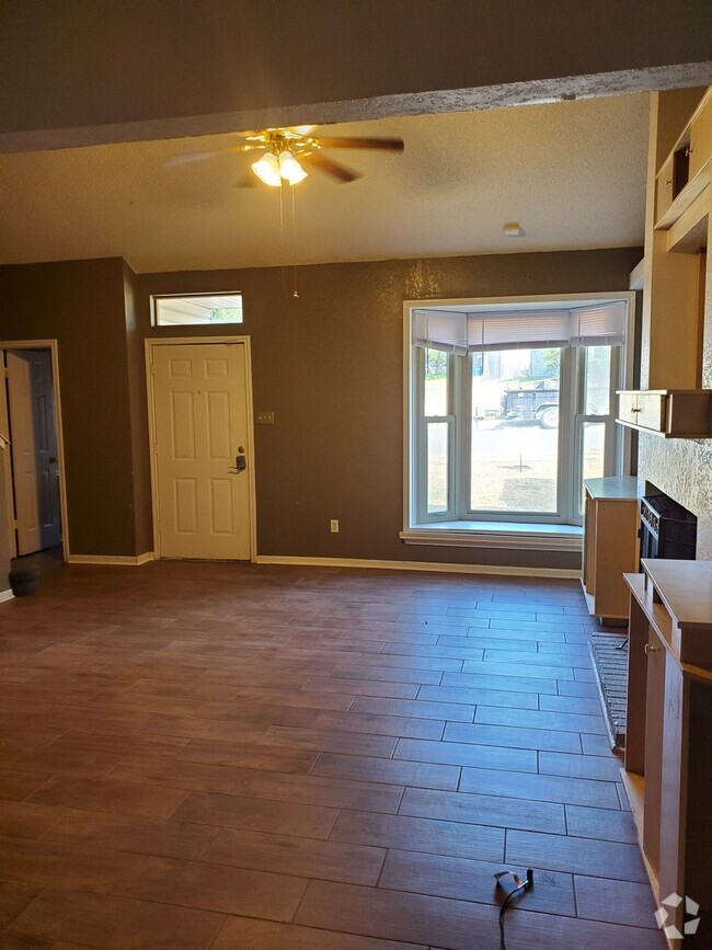 Building Photo - 3 Bedroom 2.5 Bath