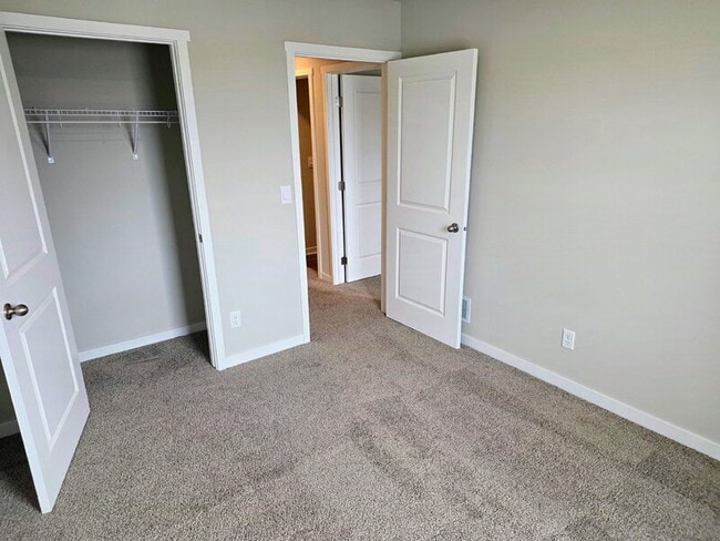 Building Photo - 655 NW Williamsburg Ln