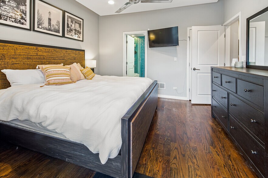 Building Photo - 2339 N Leavitt St