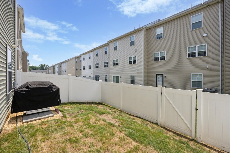 Building Photo - 106 Master Ave
