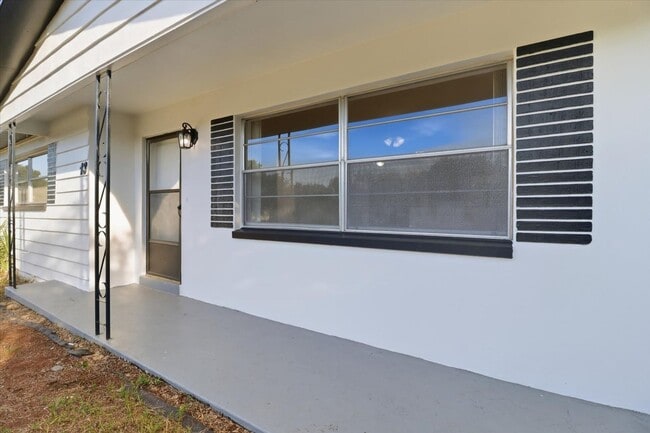 Building Photo - Charming  Florida 2 Bedroom Bungalow with an Additional Bonus/Sunroom, Covered Parking & Patio