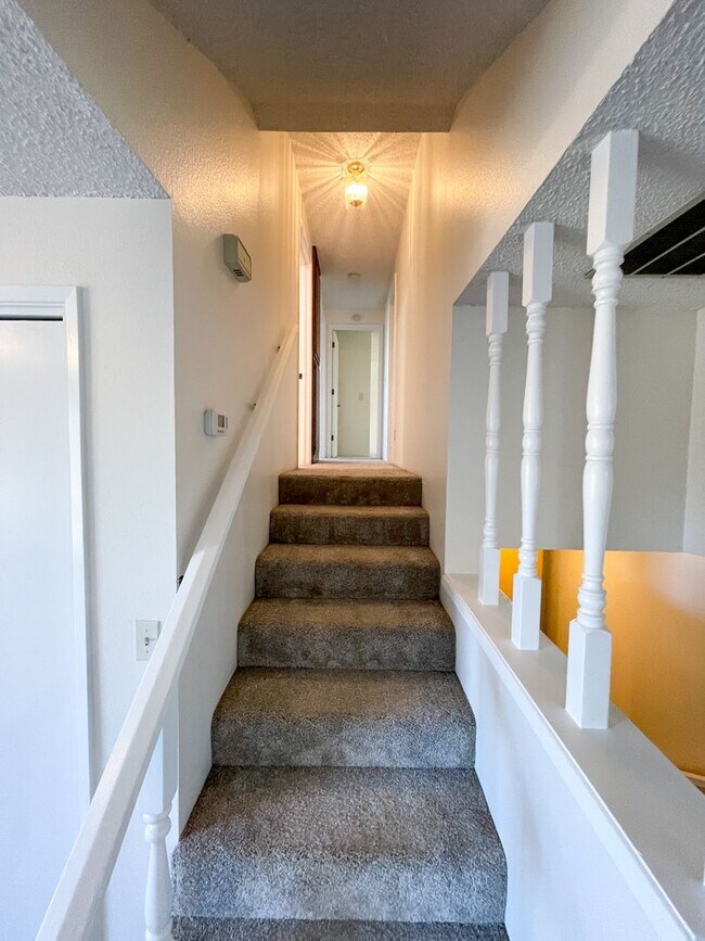 Building Photo - 3 Bedroom, 2 bath Spacious home in Moyina ...