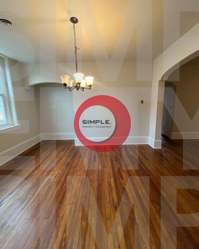 Building Photo - 556 Main St