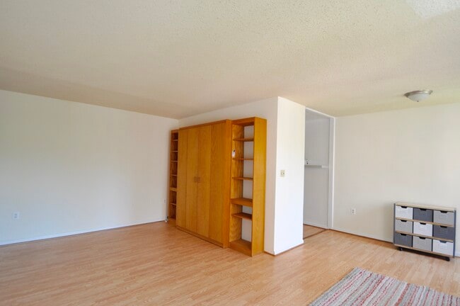 Murphy bed - 3000 Spout Run Pkwy