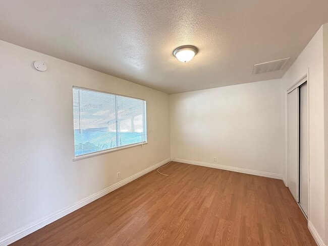 Building Photo - CHARLESTON HEIGHTS